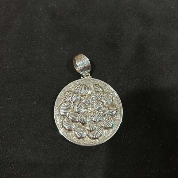 Sterling Silver Flower Pendant!! Beautiful 🦋💙 - Picture 2 of 3